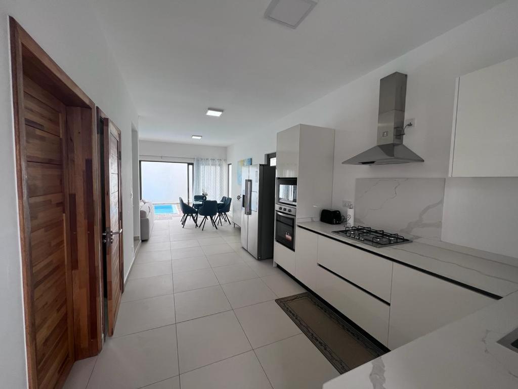 Azure 4 Bedrooms Haven Retreat: Where Tranquility Meets Turquoise Waters, Flic En Flac Mauritius Kültér fotó